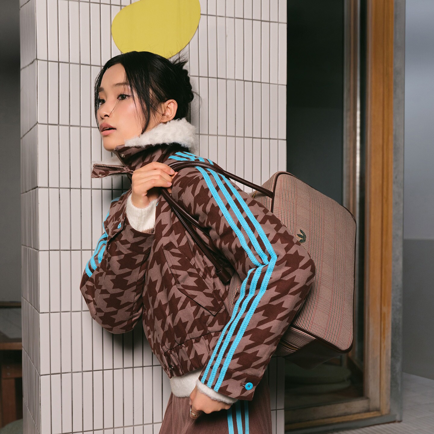 阿迪达斯三叶草女子保暖短款复古千鸟格毛绒翻领运动棉服KA9732