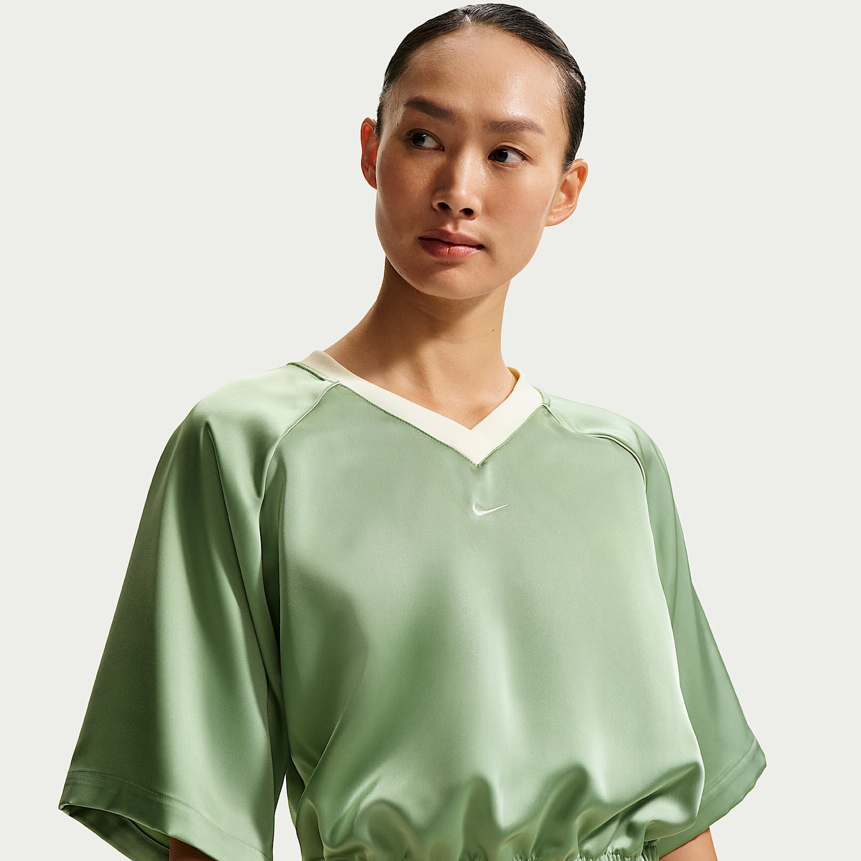 耐克Nike 女子V领缎面运动夏季宽松短款收腰短袖T恤IH1331