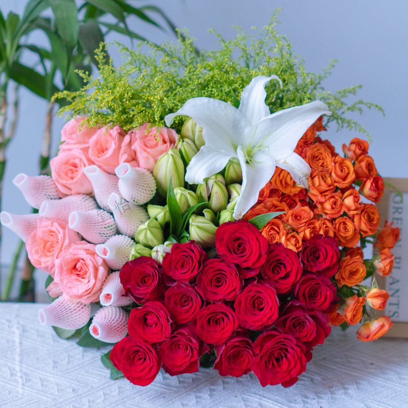 【爆款鲜花】粉玫瑰6枝+红玫瑰5枝+香水百合5朵+多头玫瑰+配草