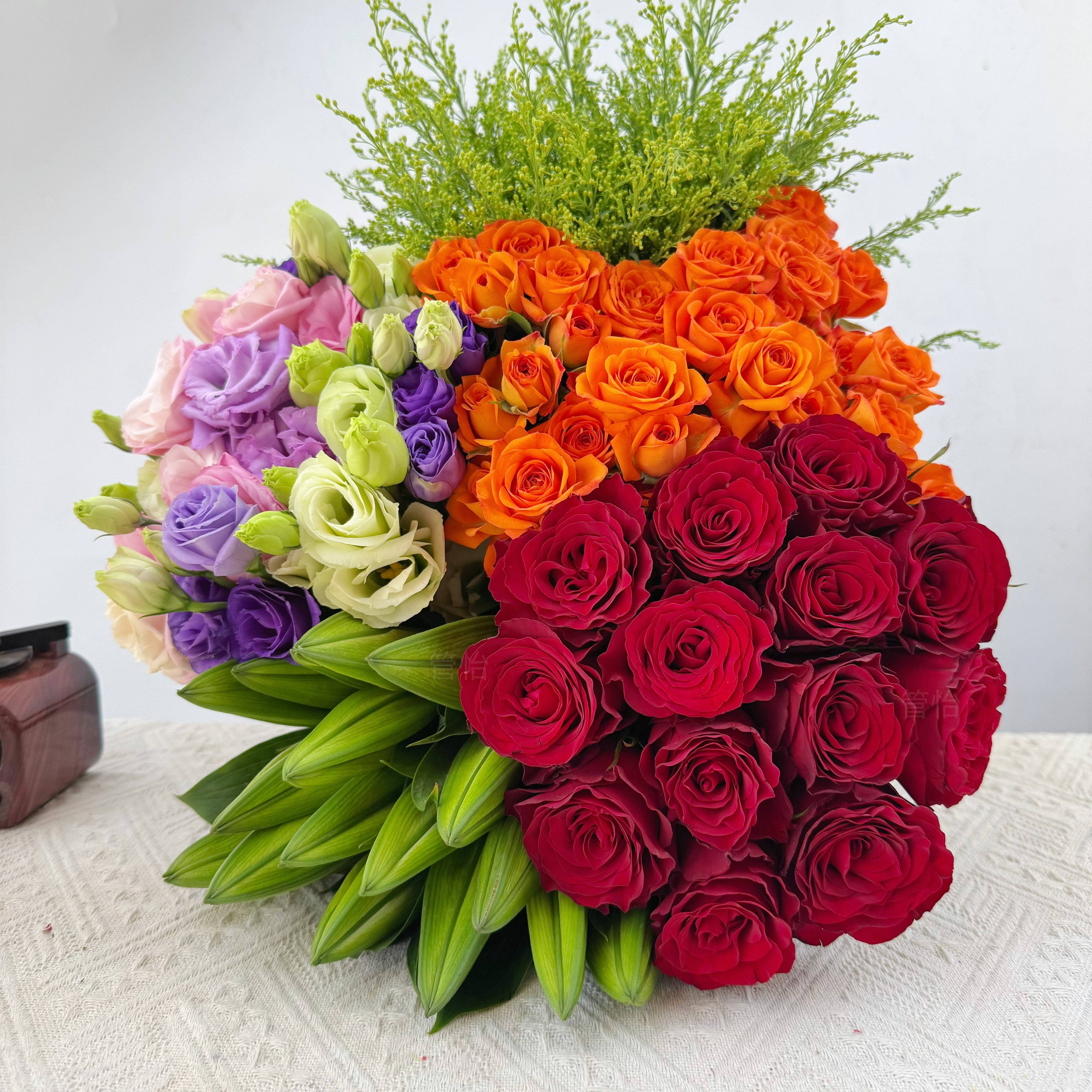 红玫瑰10枝+百合5朵+多头玫瑰+洋桔梗+配草 云南鲜切花