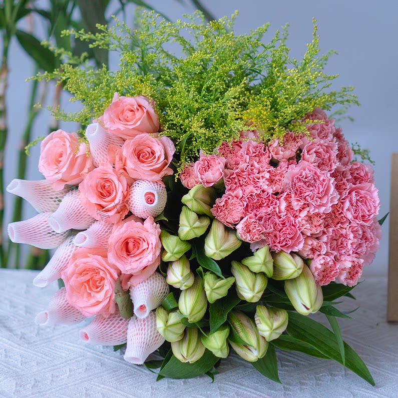 粉玫瑰10枝+百合5朵+红色康乃馨10枝+粉色康乃馨10枝+配草