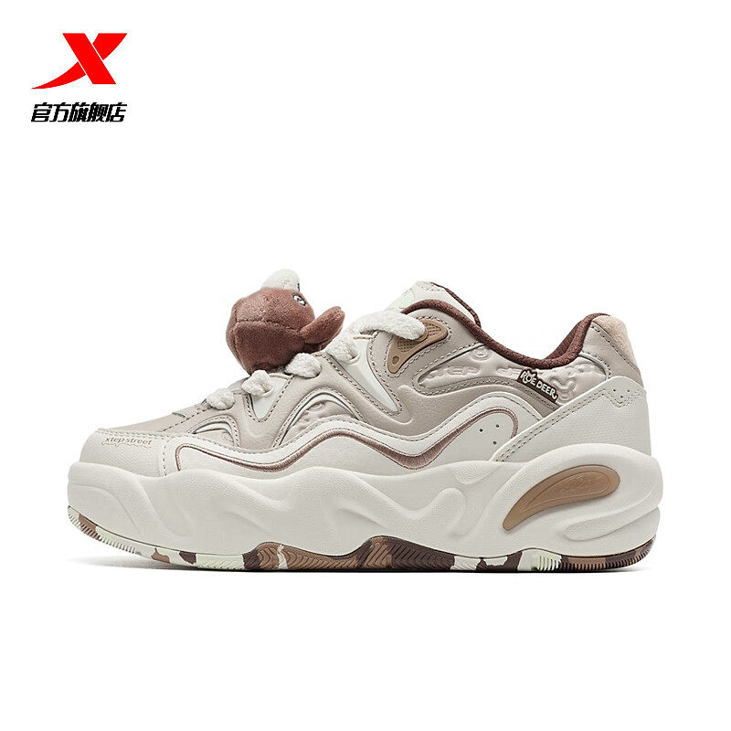 特步女鞋萌仔鞋板鞋2025冬季新款皮面运动鞋玩偶休闲鞋官方正品