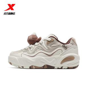 特步女鞋萌仔鞋板鞋2025冬季新款皮面运动鞋玩偶休闲鞋官方正品