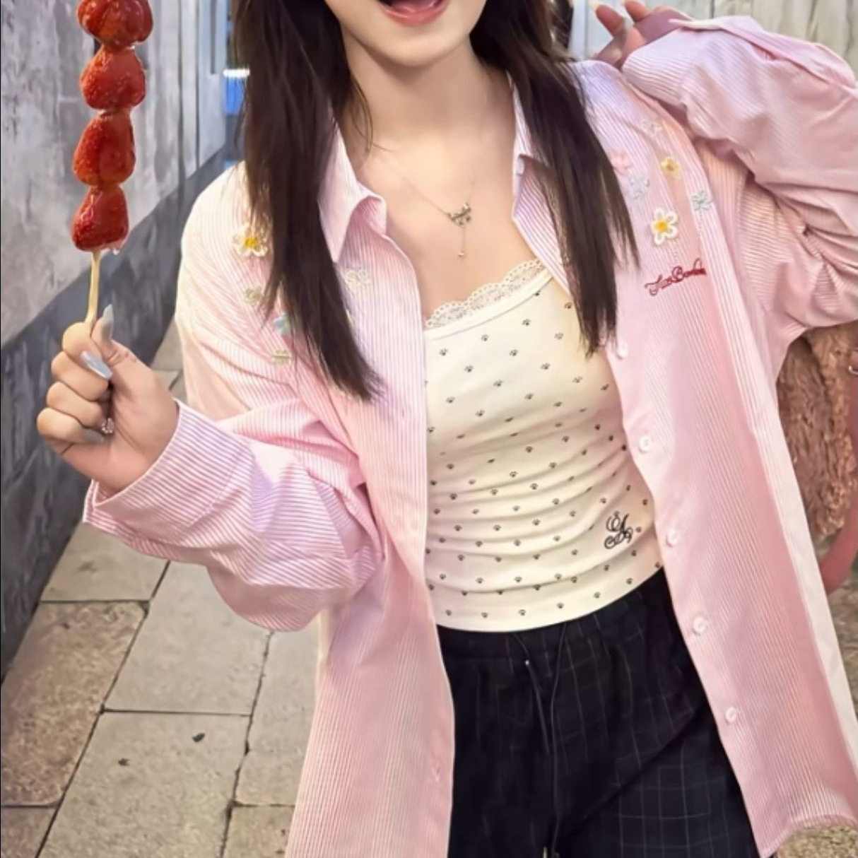 百搭条纹花朵刺绣衬衫上