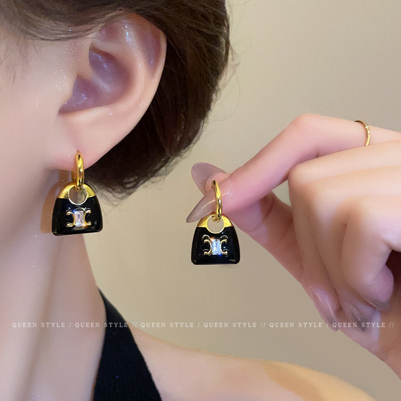 黑色包包耳环女欧美小众设计轻奢珐琅耳饰高级感耳圈金色字母耳扣