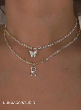 金智妮项链水钻字母蝴蝶