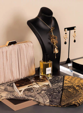 现代风样板间梳妆台摆件