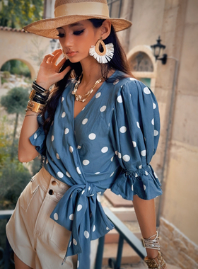 粉红大布娃娃法式风情经典波点围裹式蓝色泡泡袖衬衫气质女士上衣