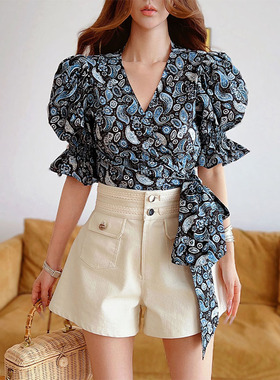 粉红大布娃娃法式泡泡袖蓝色腰果花围裹式衬衫女夏季独特漂亮上衣