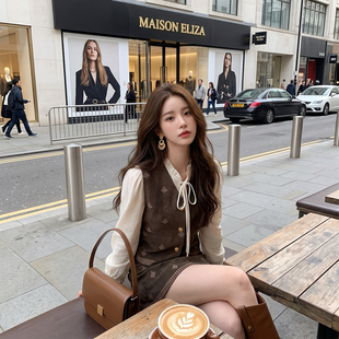 粉红大布娃娃复古刺绣马甲半裙衬衫三件套2026秋季新款法式套装女