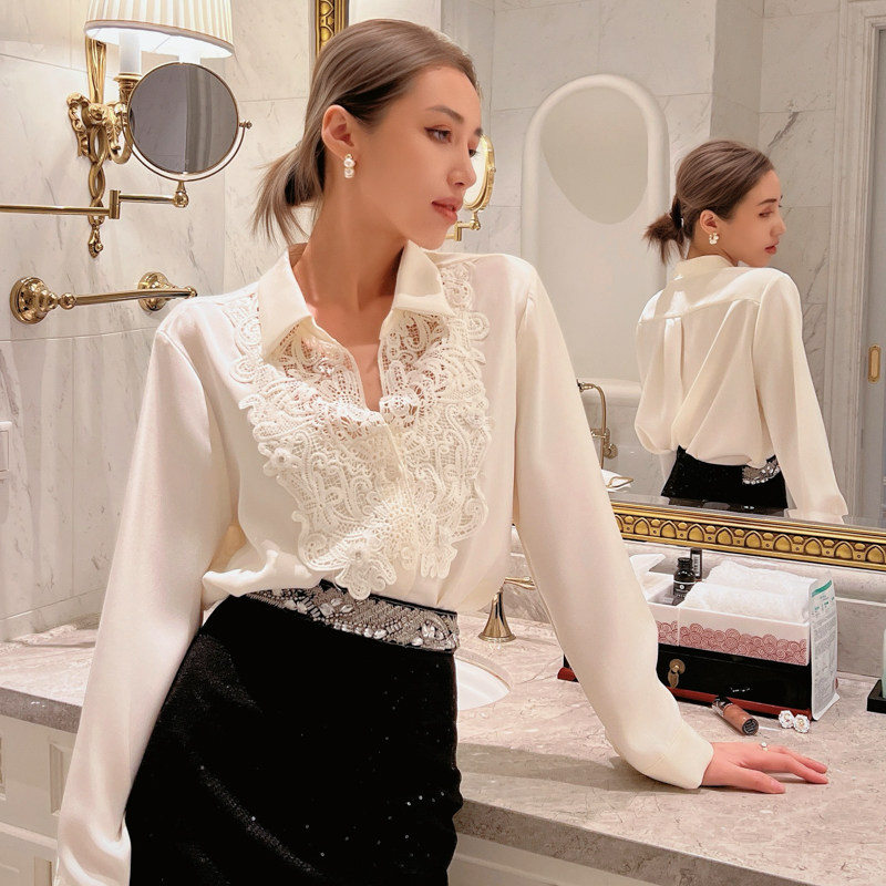 粉红大布娃娃白色钩花镂空翻领衬衫女缎面质感长袖上衣2026纯新款