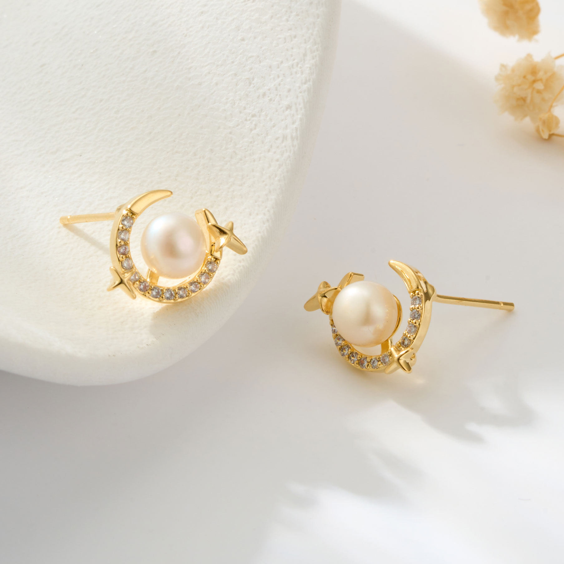梦幻轻奢星月耳钉铜合金真金电镀微镶锆石淡水珍珠925银针女耳饰