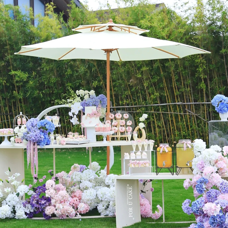 草坪婚礼甜品台布置白色遮阳伞