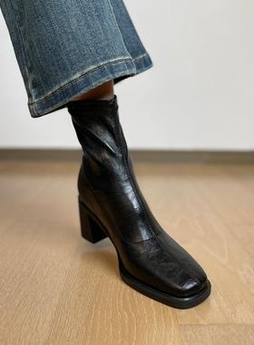 Find First静音底弹力瘦瘦靴女粗跟高跟短靴通勤秋冬复古黑色靴子