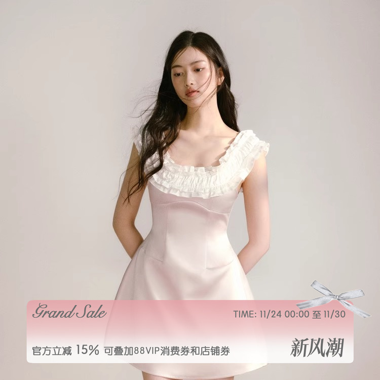 粉色缎面拼接白色木耳边连衣裙