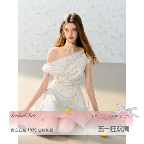 不对称一字肩碎花捏褶连衣裙