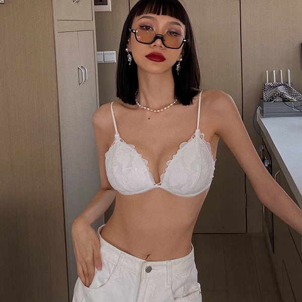 内衣女夏季小胸聚拢无钢圈超薄款白色法式细肩带蕾丝三角杯文胸罩