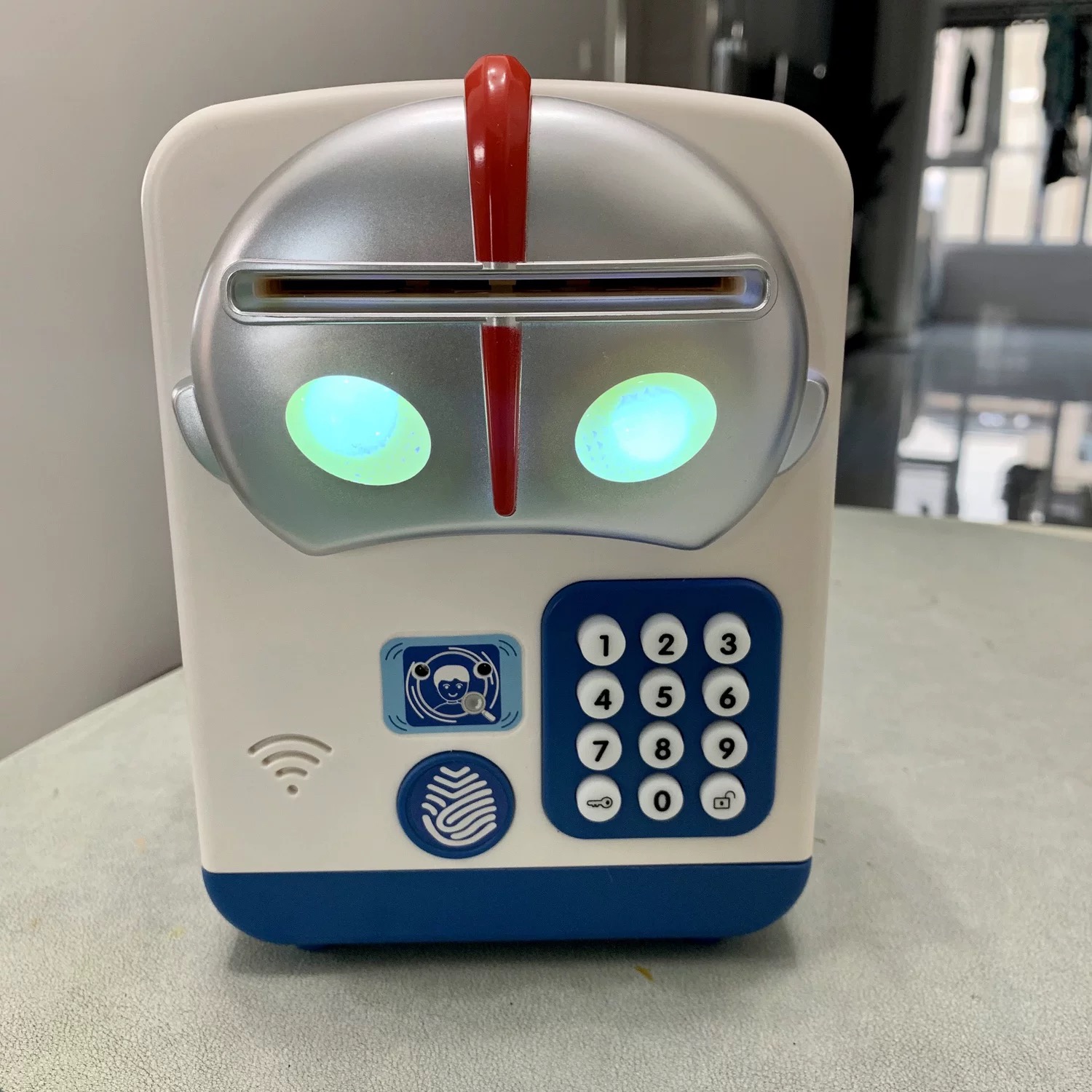 2026年新款儿童存钱罐男孩指纹密码箱可存取智能实用卡通超人储蓄