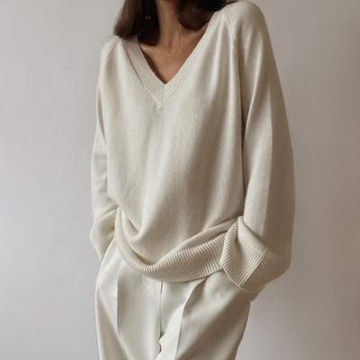 极简风V领宽松毛针织衫