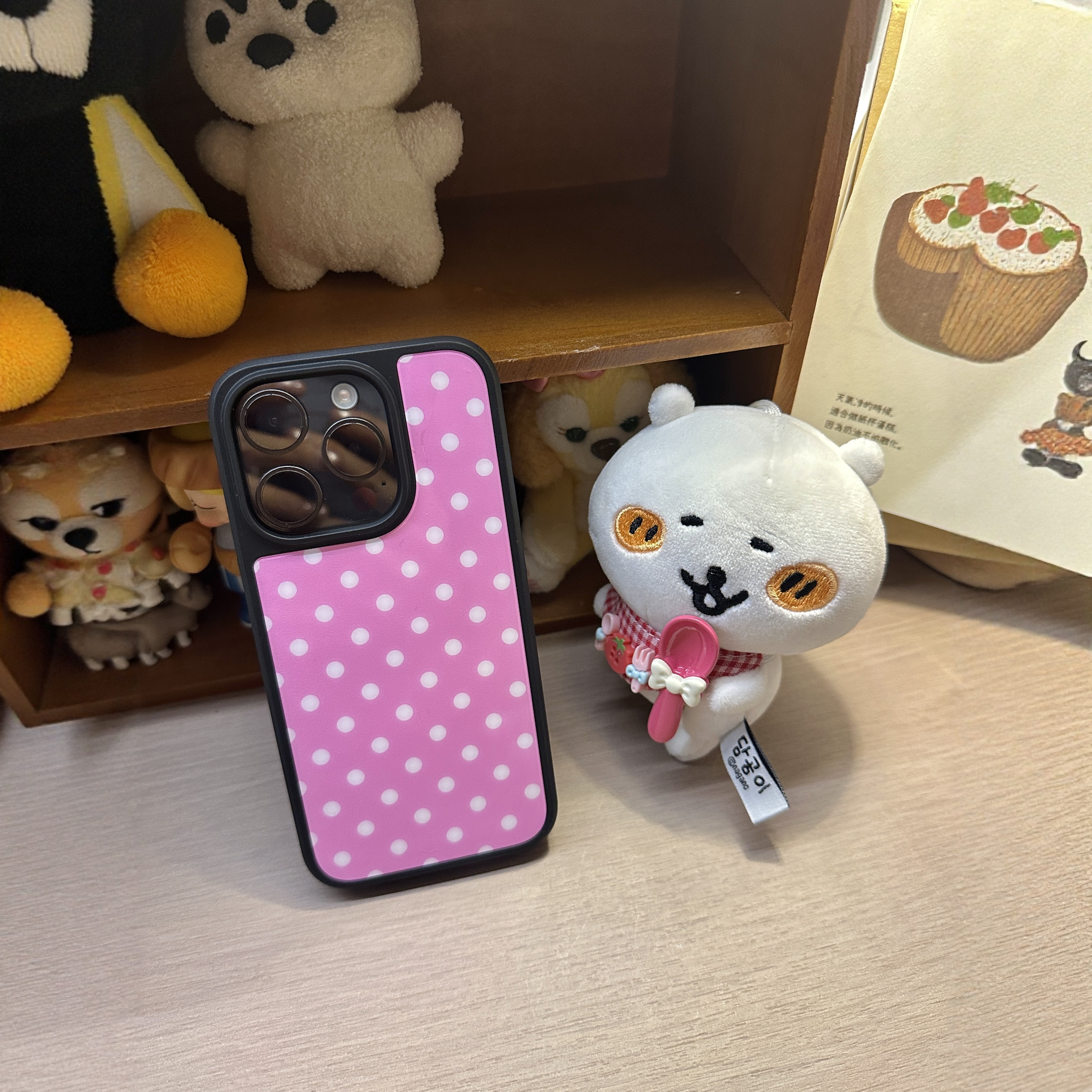 BP粉色波点手机壳Pink Polka Dot适用苹果iPhone17/16/15/14/13/12/Pro/Max碳纤硬壳全包保护套防摔磁吸复古
