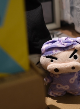 「小新的伙伴」软绵Q弹猪仔紫色睡衣左卫门毛绒公仔肥嘟嘟挂件