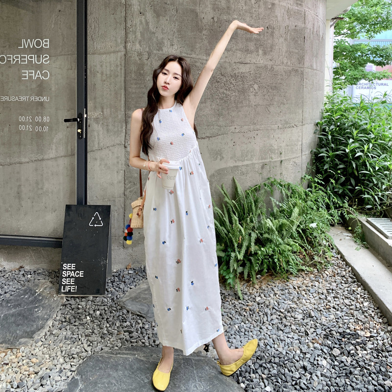 简约日系设计款白色刺绣碎花裙女夏季2025松紧打揽减龄高腰背心裙,女装连衣裙,浙宝100
