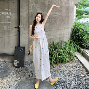简约日系设计款白色刺绣碎花裙女夏季2025松紧打揽减龄高腰背心裙图片