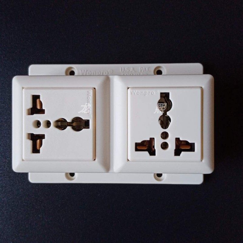 稳不落二位明装万用多功能孔插座