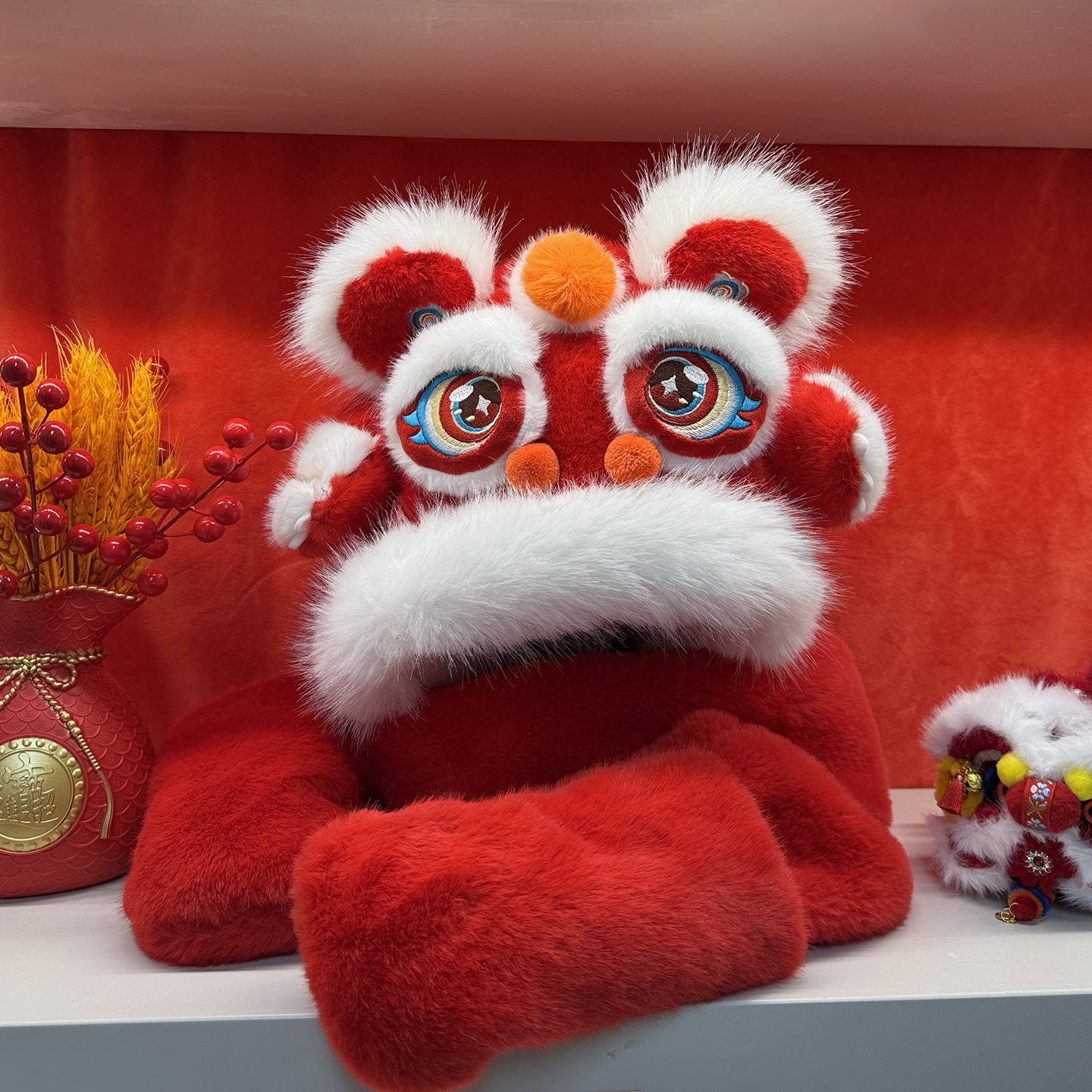 红色醒狮帽子围巾一体儿童手套三件套新年过年本命年捏耳朵会动的