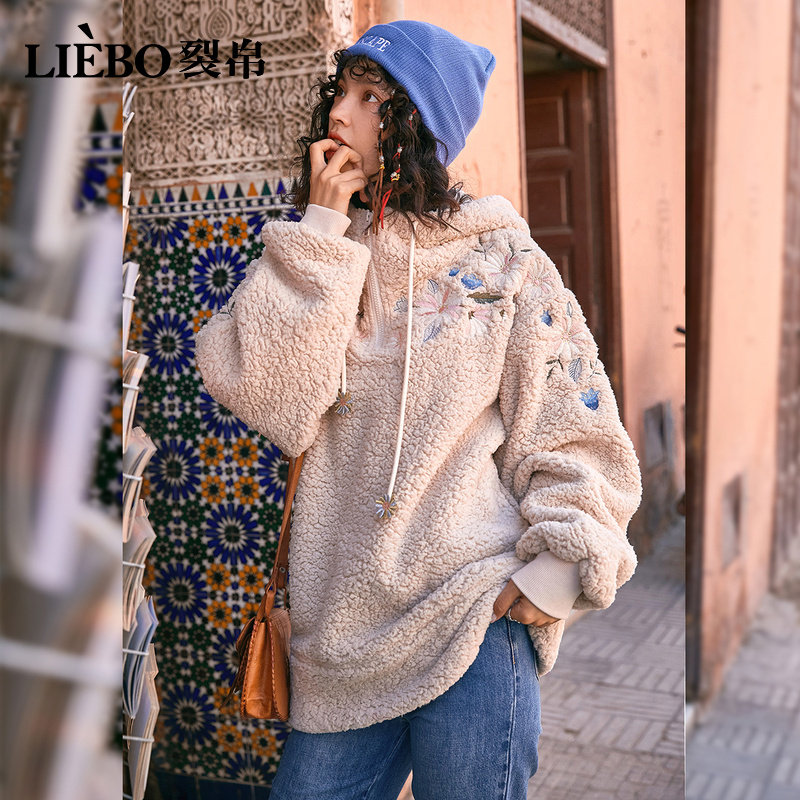 裂帛2020春季新款软萌可爱花朵刺绣宽松慵懒仿羊羔毛连帽外套女