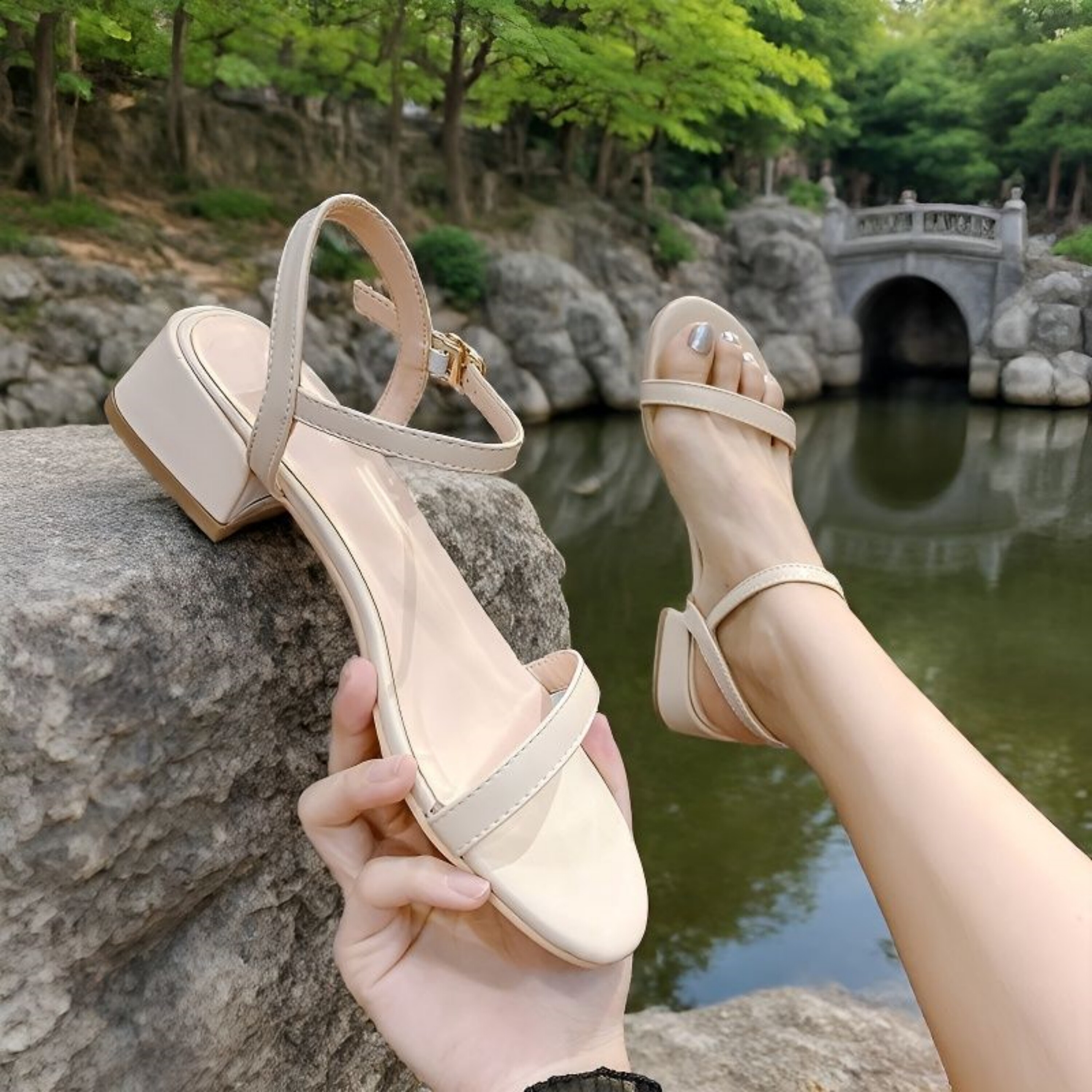 粗跟真皮通勤百搭凉鞋女