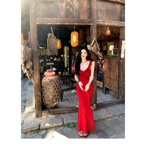 温柔风白色吊带露背连衣裙子女夏季新款海边出片仙女绝美长裙
