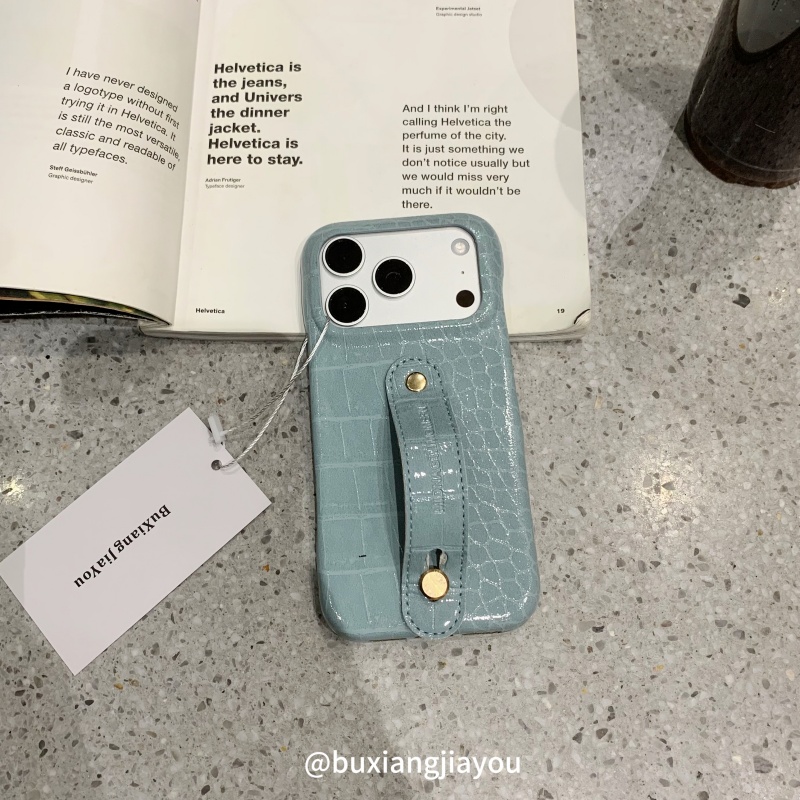 不想加油ins小众湖水蓝蛇皮纹手扣带手机壳适用苹果17ProMax高级感16防摔手机壳iPhone13/14全包防摔保护套15