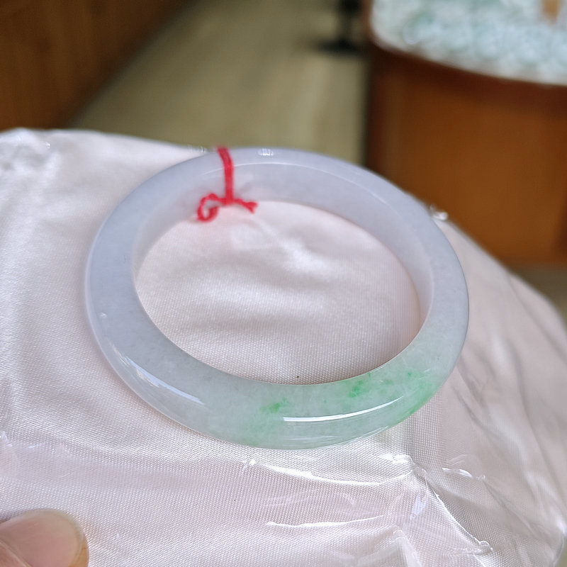 藏品 天然翡翠A货淡绿细腻飘翠绿扁条玉石女礼物手镯54圈口证书