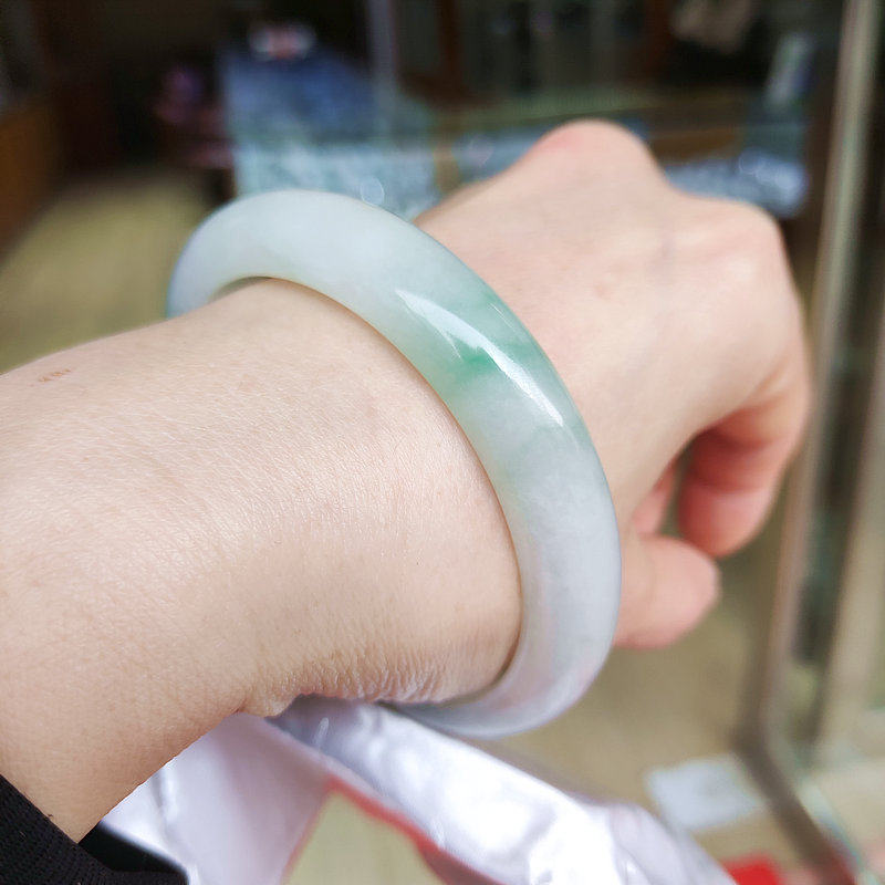玉手镯翡翠A货冰种飘绿大圈扁条