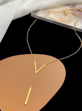 欧美时尚百搭秋冬毛衣链女士简约V型字母钛钢镀金项链女长款INS风