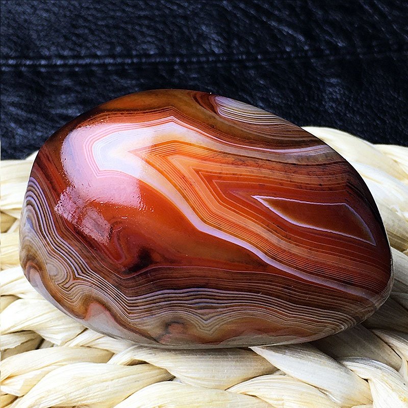 天然缠丝玛瑙手把件原石打磨大颗粒红玛瑙石鱼缸造景装饰家居摆件
