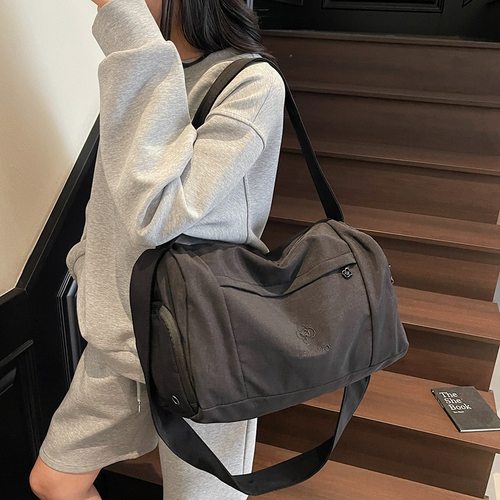 今年流行运动健身瑜伽包短途旅行轻便大容量单肩包百搭通勤斜挎包