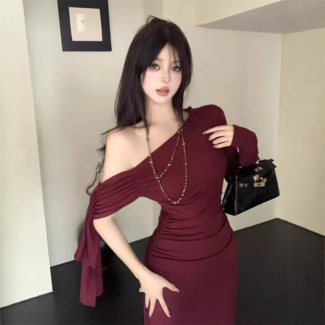 酒红色飘带斜肩长袖连衣裙女春秋连衣裙