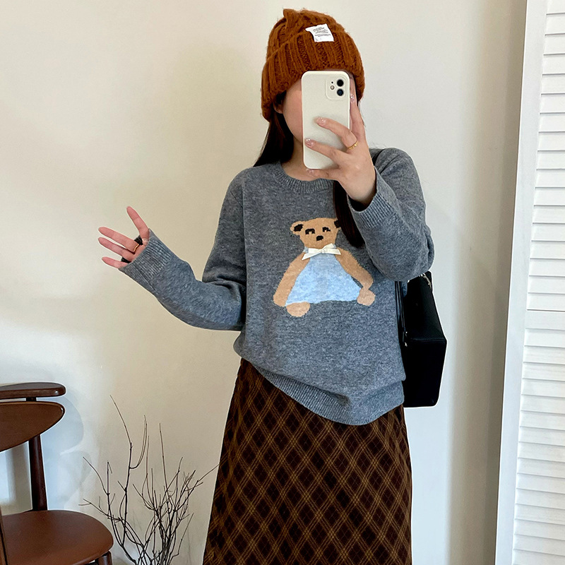 大码女装卡通小熊圆领毛衣