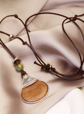 美拉德系手工皮绳高级长款毛衣链2025新款水滴木质吊坠秋冬项链