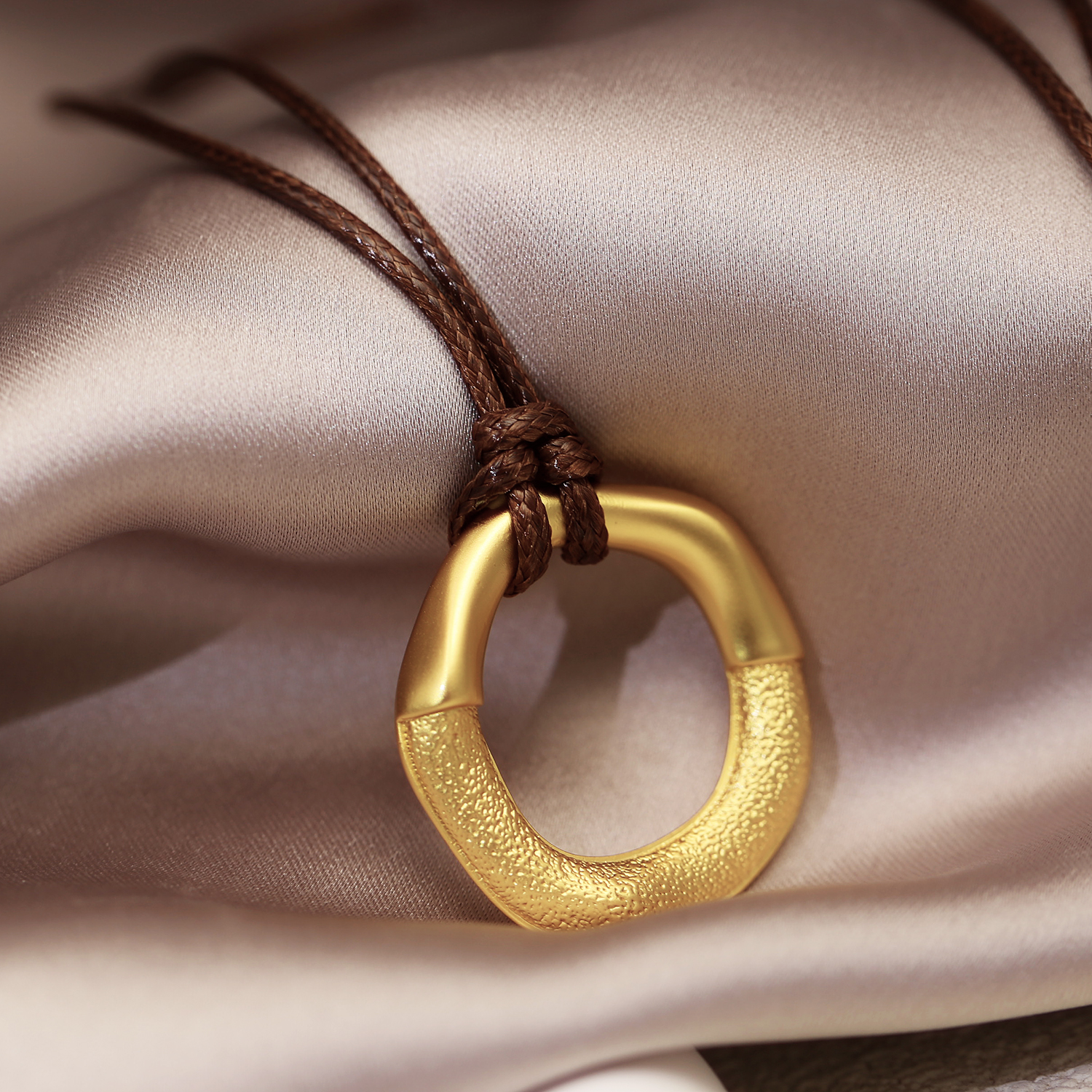 简约高级时尚长款毛衣链2025年新款转运环圈吊坠秋冬项链皮绳挂件