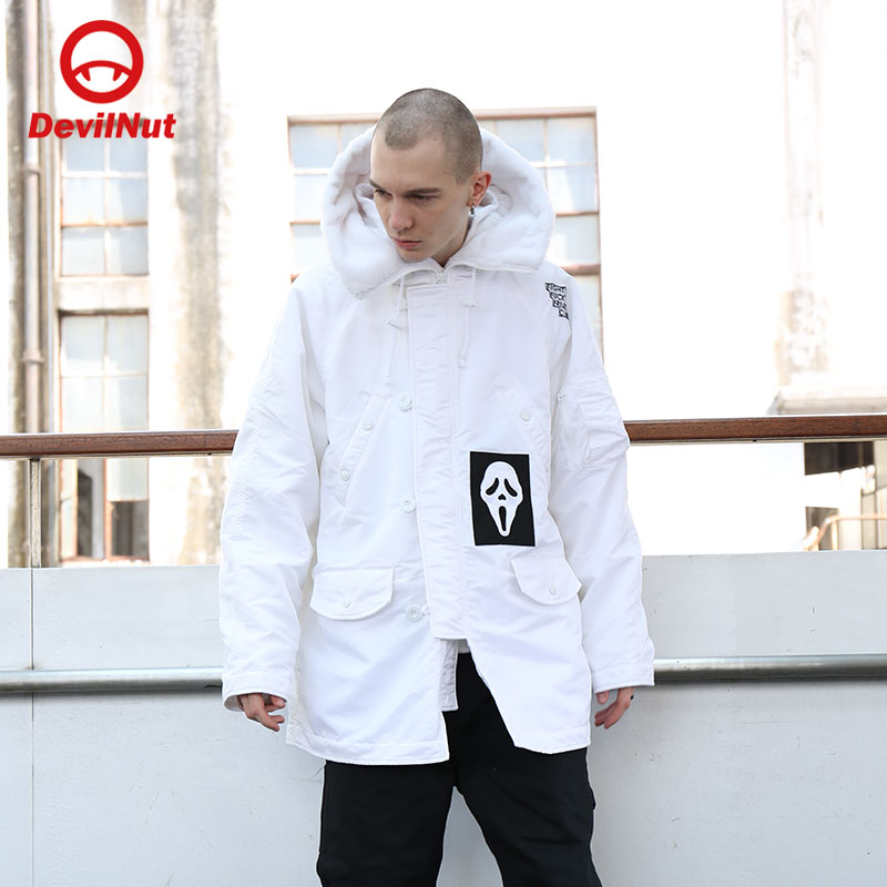 背后印花贴布，抽绳连帽设计