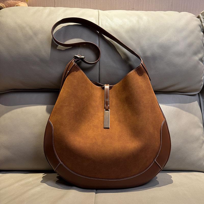 新款真皮大容量单肩斜挎马鞍包