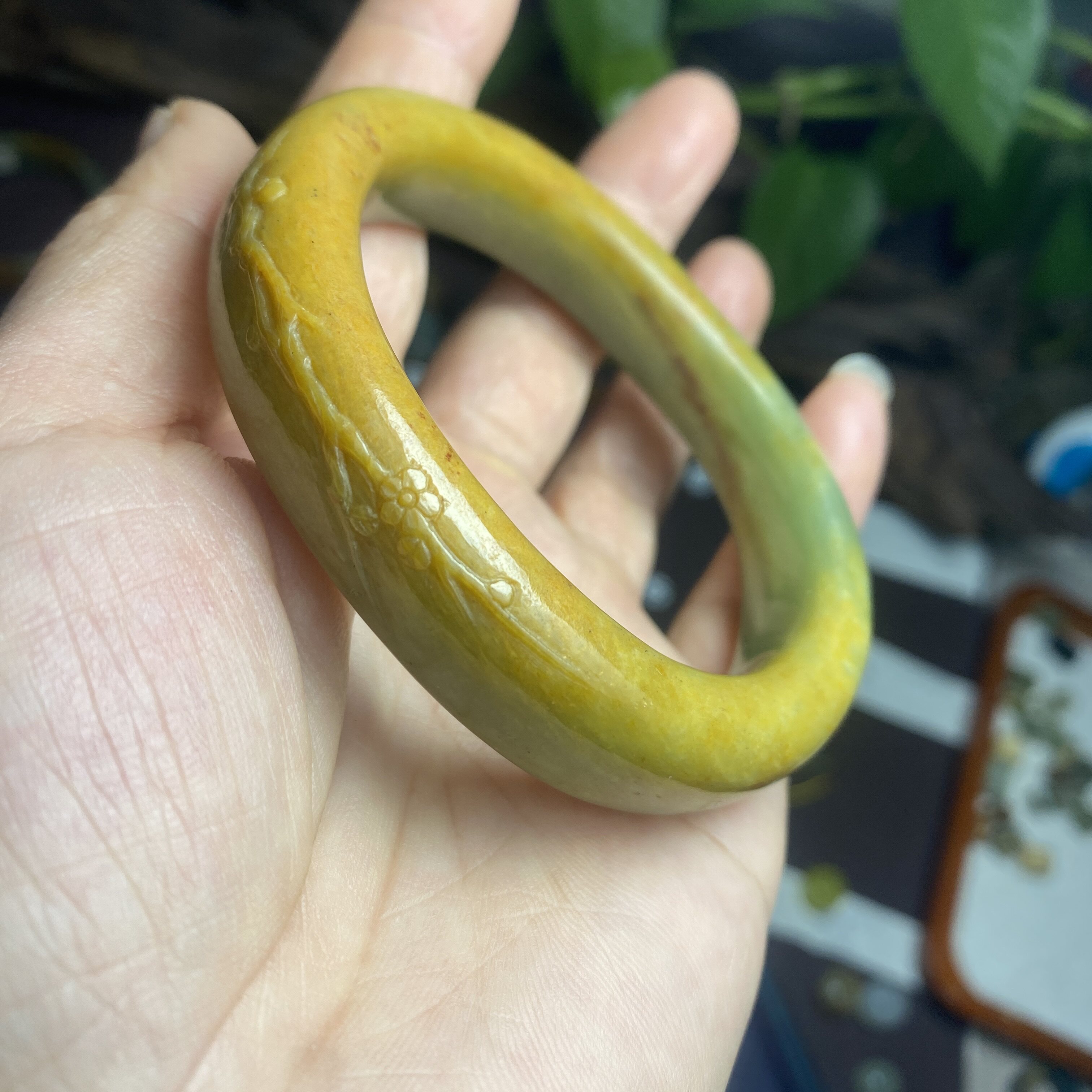 纯天然河磨玉手镯段树林黄绿肉玉镯雕刻梅花微石线内侧60口特价