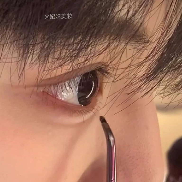 非常适合勾勒卧蚕和眼线的刷子