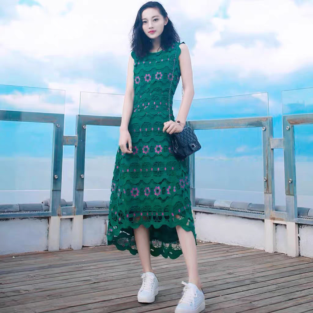 绿色蕾丝连衣裙新款绿色不规则度假中长款镂空燕尾裙显瘦度假