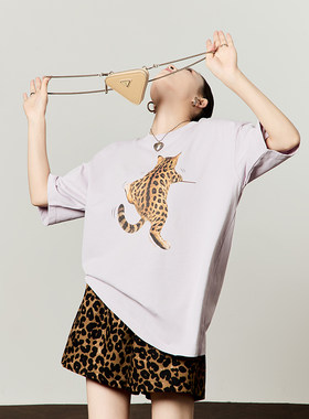 周里物淡紫色豹猫印花短袖T恤女