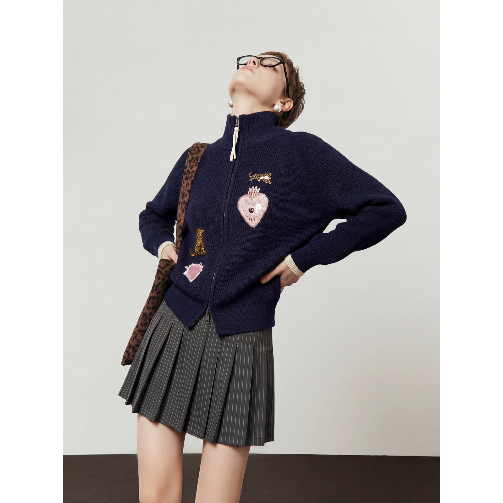 周里物/藏青色毛衣女2026春季新款豹子爱心袖章复古慵懒宽松上衣,女装/女士精品,毛衣,淘宝优惠券,粉丝福利购,淘宝优惠卷