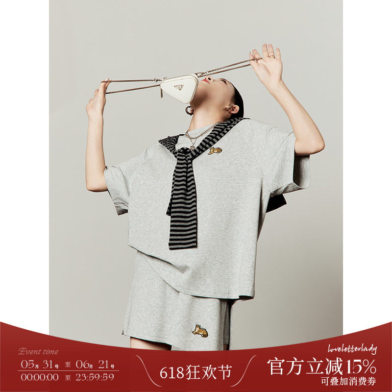 周里物/灰色卧豹绣章T恤裙裤套装女2026新款夏日绝美俏皮小套装